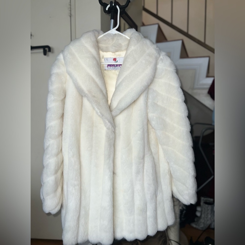 VINTAGE WHITE FAUX FUR JACKET. PERFECT CONDITION